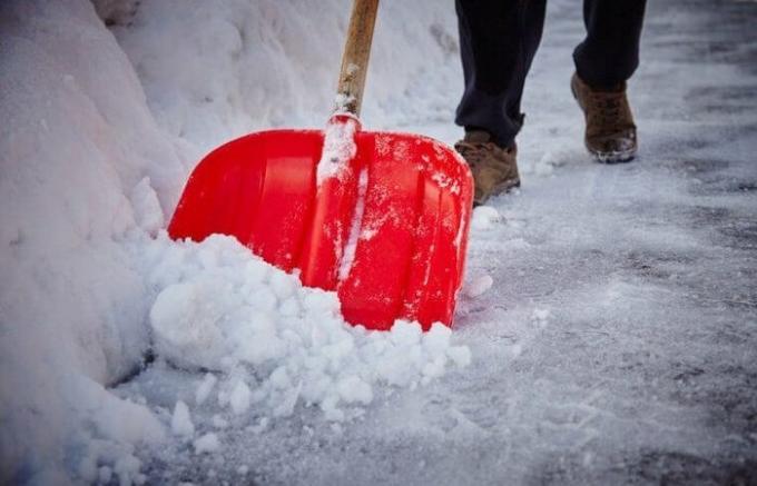 Jednoduchý spôsob, ako rozpustiť ľad a sneh z dráhy vyčistiť domu alebo garáže