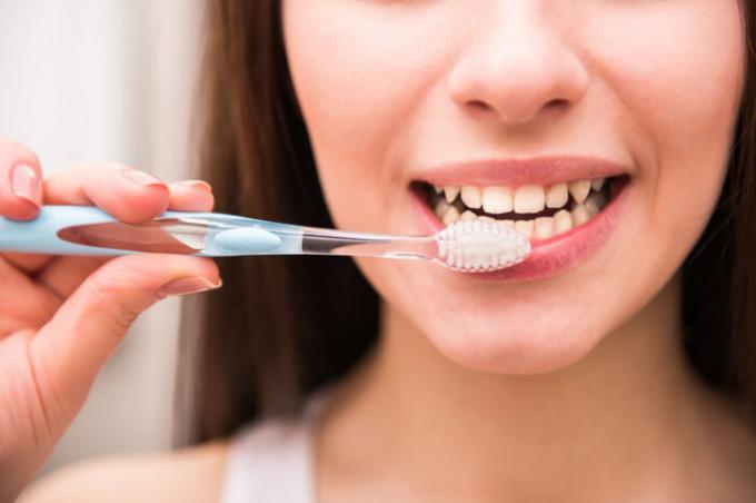 Čistenie zubov by prednostne pohybuje "hore / dole" / foto Zdroj: vesti.ru