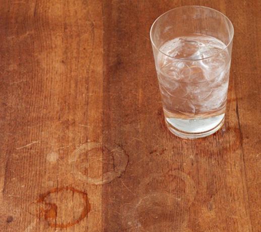 Jasné škvrny často zostávajú na pohár s studené alebo teplé nápoje.