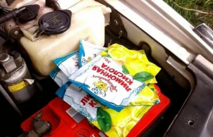 Čo zažil motoristi sa pridá kyselina citrónová v nádrži práčky