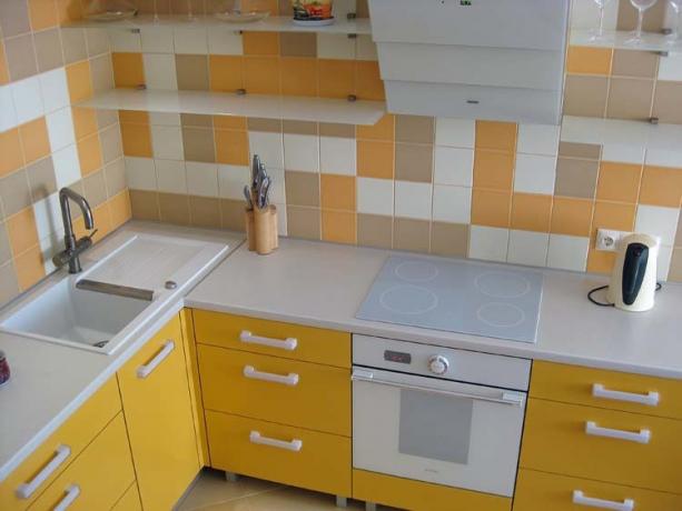 Vyhýbajte sa nepravidelným tvarom a domýšľavým farbám, je to naša domáca kuchynská súprava jednoduchého tvaru.