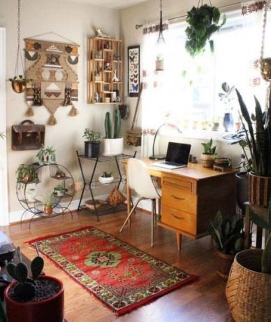 Domáca kancelária Boho, roh so svetlým stolom, mierne domýšľavý makramé, izbové rastliny