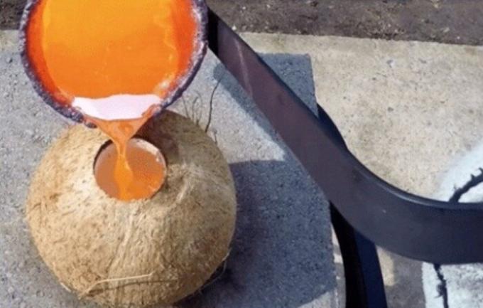 Blogger efektné experiment vykonaný naplnením roztavenej medi kokosové škrupiny