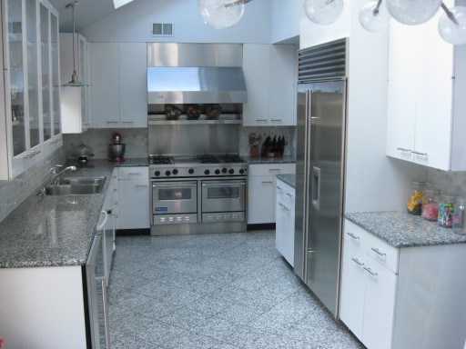 Na fotografii je zobrazená možnosť klasického dizajnu: šedá kuchyňa a biely nábytok.