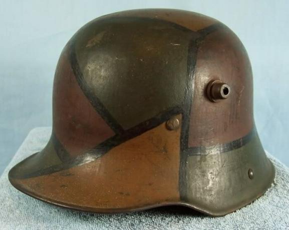 M16 helma v maskovacích uniformách počas prvej svetovej vojny.