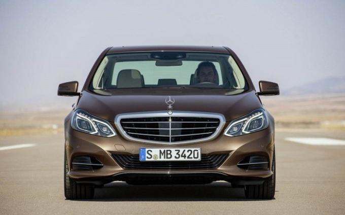 Business-class sedan Mercedes-Benz E-Class W212 do chrbta v roku 2014. | Foto: cheatsheet.com.