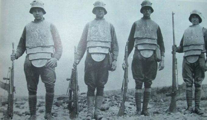 Nemeckí stormtroopers v brnení priekope s guľometmi a pušiek, 1918.