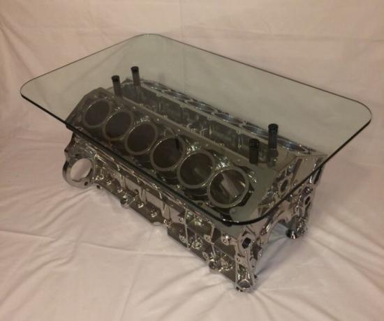 Blok motora valcov Jaguar V12, ktorý je vyrobený z módnej a praktické tabuľky.