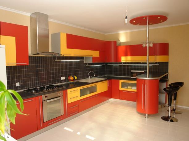 Červené kuchyne v interiéri (42 fotografií): videonávod na zdobenie kuchyne vlastnými rukami, fotografia a cena