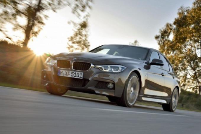 Obľúbený Bavorský sedan BMW radu 3 pre rok 2015. | Foto: cheatsheet.com.