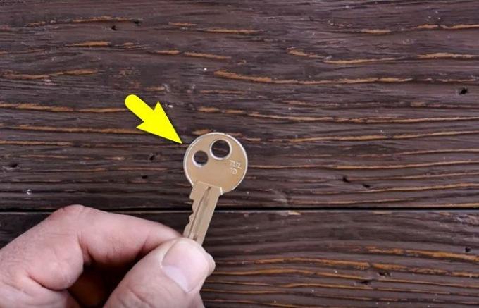 Prečo ľudia robia druhý otvor na kľúče? 