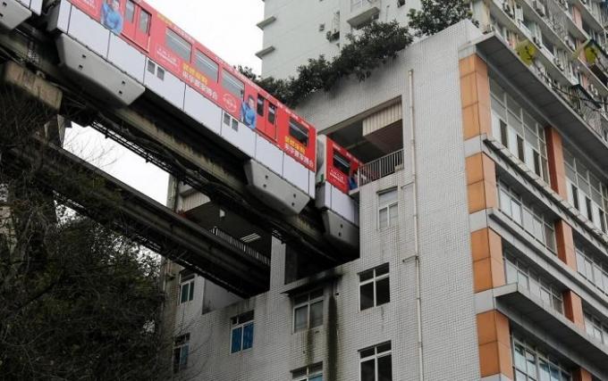 V čínskom meste Chongqing vlakov spustiť po celom dome.