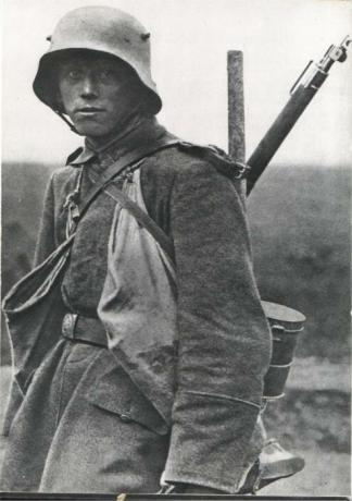 Nemecký útok v "rohaté" helmu M16. Západný front, 1918.