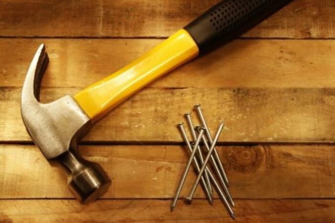 Hammer - kľúčový nástroj pre domácnosť.