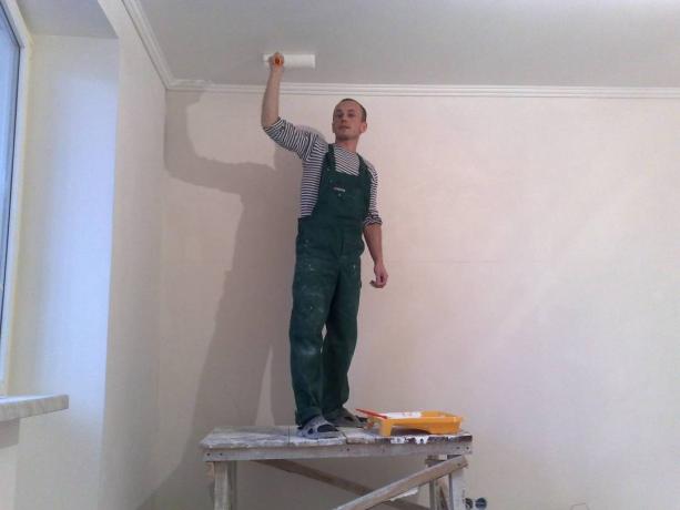 Na fotografii - ako maľovať strop v kuchyni vlastnými rukami.
