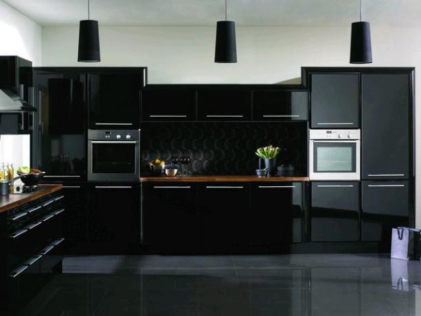 Čierna farba v interiéri kuchyne - príťažlivosť šik