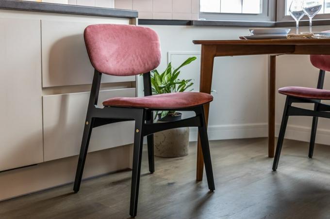 V ústrety jedálenský stôl pozývajú štyri stoličky vyrobené z brezovej preglejky potiahnuté odolným voči vlhkosti skloviny, s operadlami a sedadlami čalúnenými bohaté ružovom odtieni.