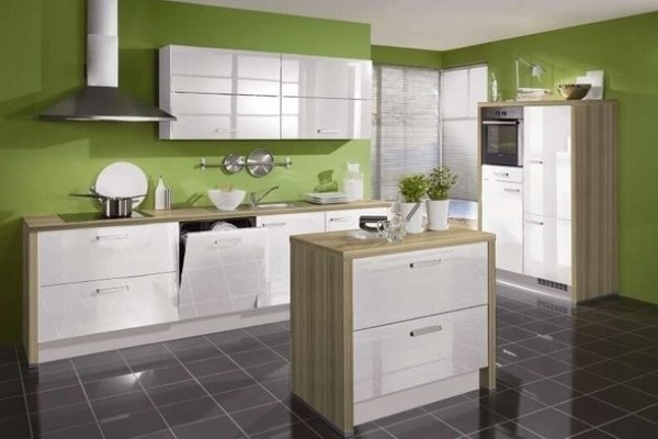 Na fotografii interiér kuchyne so zelenými stenami