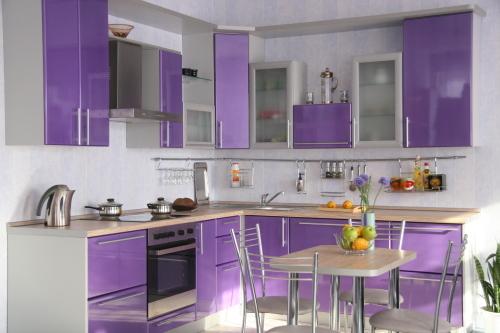 Jemná lila farebná škála v interiéri kuchyne vytvára pocit útulnosti a prináša pokoj