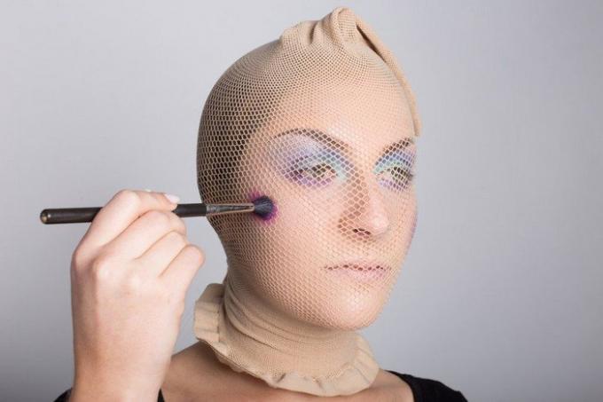 Carey začal aplikovať očné tiene štetce make-up priamo na vrchole chovu-net.