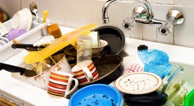 Umývadlo nedbanlivej hostesky je vždy posiate špinavým riadom, rovnako ako na tejto fotografii.