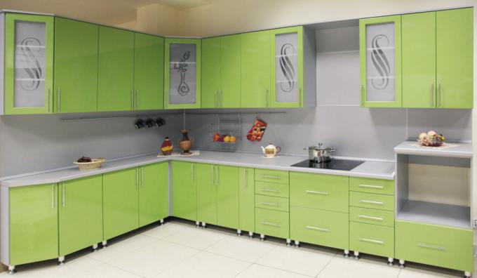 Svetlozelená kuchyňa (54 fotografií): videonávod na dekoráciu interiéru vlastnými rukami, stenami, stoličkami, kuchynskou súpravou, fotografiou a cenou