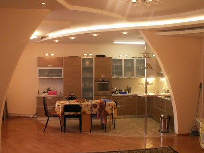 oblúk medzi kuchyňou a obývacou izbou
