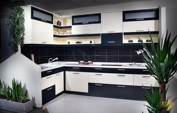 Rohová čierna a biela kuchyňa - čerstvé poznámky v prísnych interiéroch