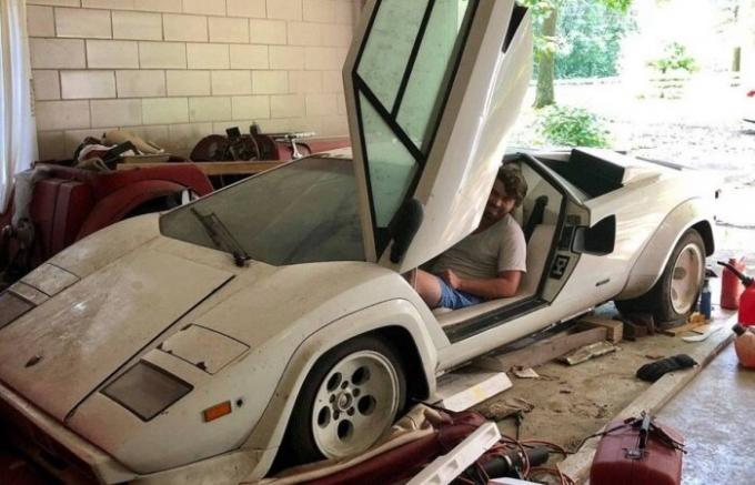 Vnuk bol odstránený v garáži jeho babičky a našiel Lamborghini Countach