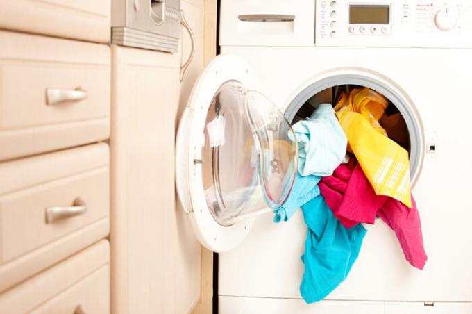 Prečo potrebujeme vlhkú handričku pri praní v strojovom stroj: trik zo skúsených žien v domácnosti