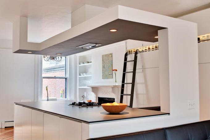 Prechody zo sadrokartónu, ako na fotografii, sa často používajú na zvýšenie zónovania v kuchyniach v kombinácii s inými miestnosťami