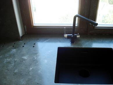Doska stola je okenný parapet so zabudovaným umývadlom a otvormi pre prúdenie vzduchu.
