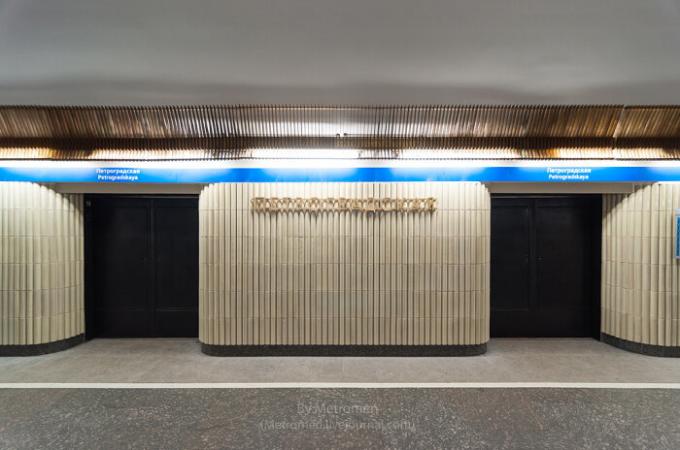 Preto v staniciach metra St. Petersburg boli konštruované s dverami na platforme