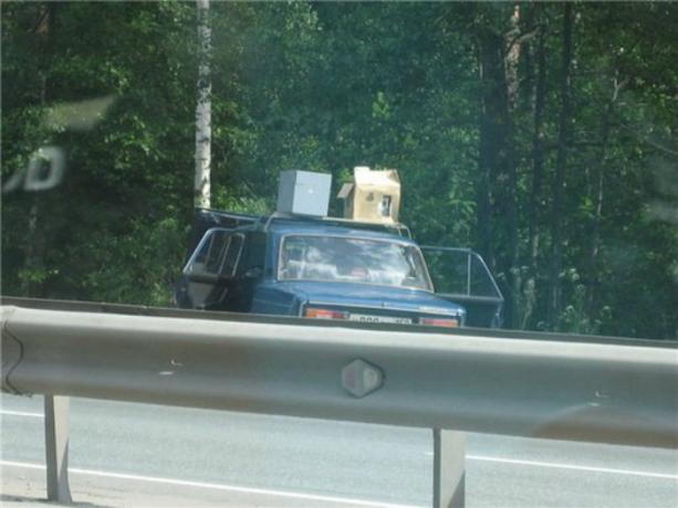 Radar na streche je úplne všedný auto, zaparkované na okraji cesty.