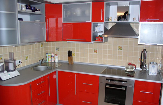 červené kuchyne v interiéri