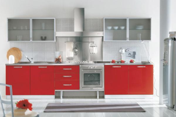 kuchyňa v červenej a bielej farbe