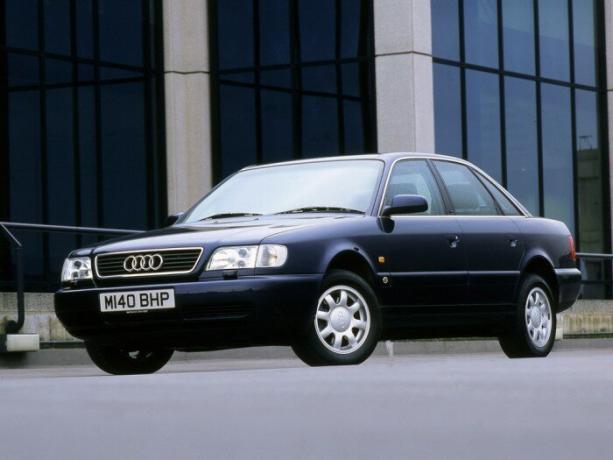 Audi A6 nemôže pochváliť charizmu ako Mercedes-Benz W124 a BMW E34, ale je to iný spoľahlivý nemecký vozidlo z 90. rokov. | Foto: autoevolution.com.