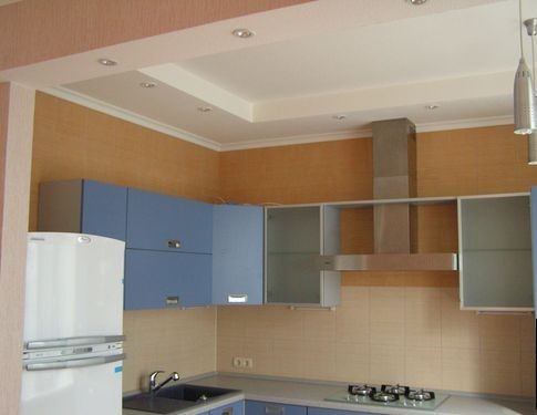 návrh napínacích stropov v kuchyni