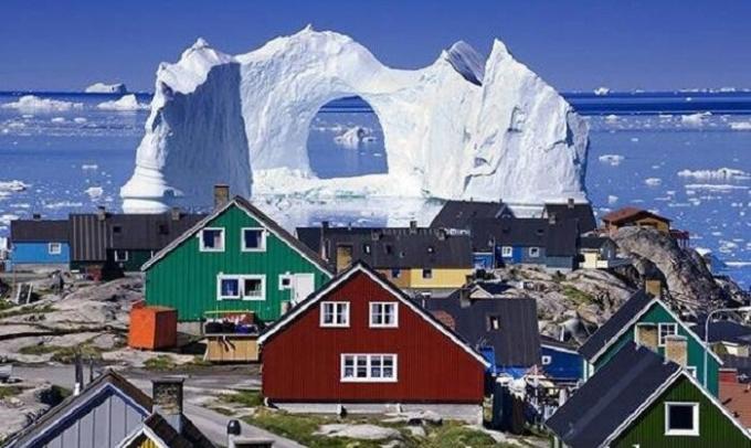 Mesto Longyearbyen je známa po celom svete nezvyčajné farebné domy.