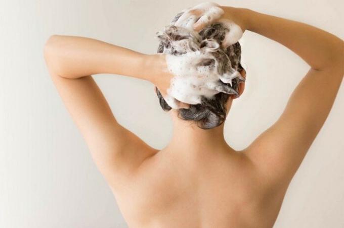 Čo je populárne šampón nemilosrdne ublížiť na vlasy (a čo ju nahradiť)