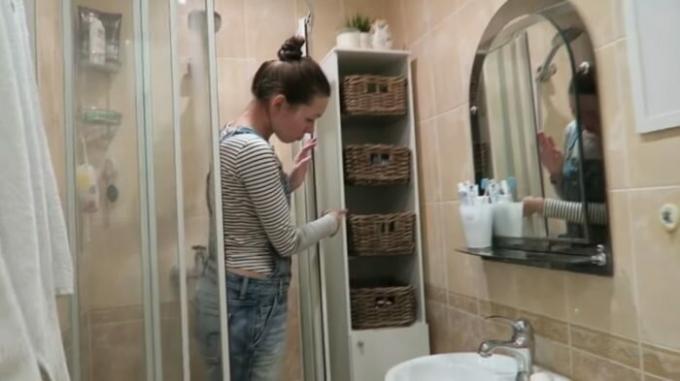 Prostredníctvom inštalácia sprchy mohol dať vec na uskladnenie čistiacich prostriedkov. | Foto: cpykami.ru.