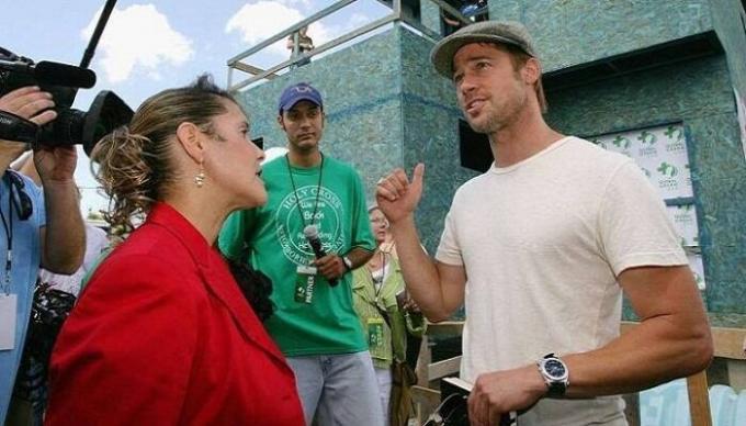 Brad Pitt hovorí s ľuďmi v okolí a novinári.