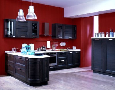 Kombinácia hnedej v interiéri kuchyne s bielou a bohatou červenou
