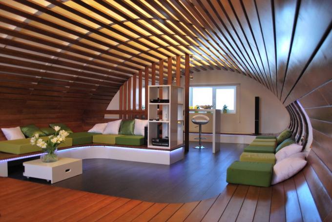 Originálne rozloženie dreva pre kuchyňu kombinované s obývacou izbou