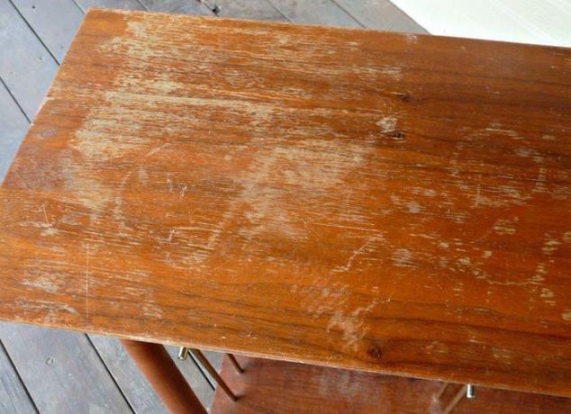 Ako odstrániť škrabance na drevo a koženým nábytkom
