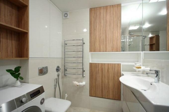 Vytvorenie "mokrý do kúpeľne" v európskom štýle pomohlo znížiť veľkosť kúpeľne. | Foto: interiorsmall.ru.