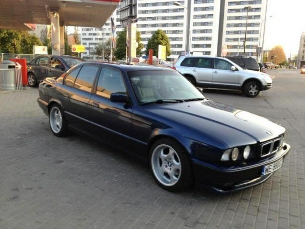 BMW radu 5 je považovaný za "štandard" auto pre gangstrov z 90. rokov. | Foto: youtube.com. reklama