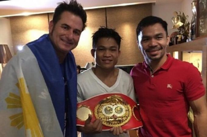 Slávny boxer poskytuje finančnú pomoc pre mladých športovcov (Dzhervin Ankahas a Manny Pacquiao).
