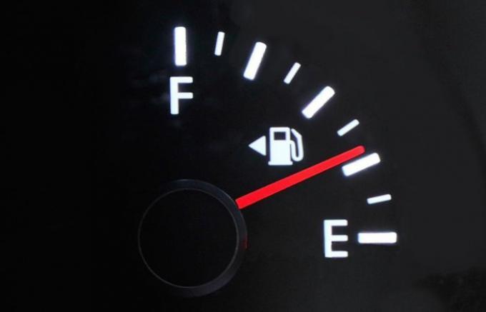  V prípade, že benzín v nádrži blíži nule.