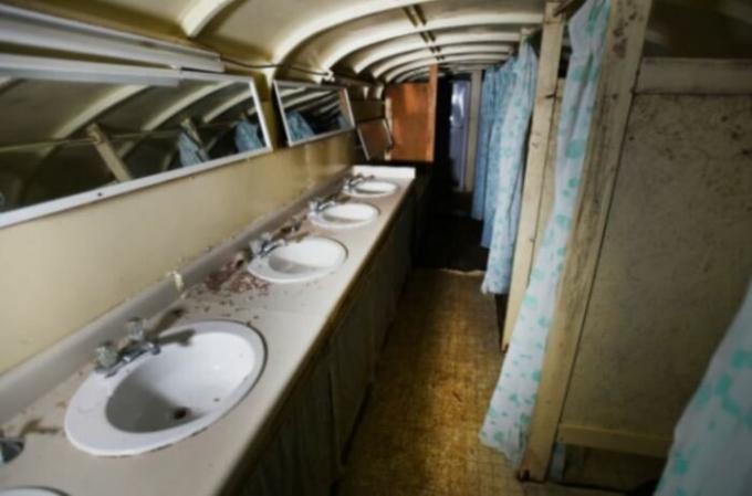 V bunkri sú toalety a sprchy (Ark dva, Kanada). | Foto: directexpose.com.